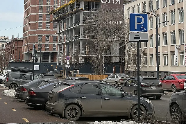 Автомобилистам стали массово рассылать сообщения о штрафах за парковку. Почему их не нужно оплачивать
