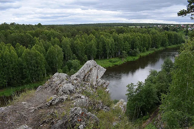 Водитель утонул в машине в Свердловской области, переправляясь через реку Сосьву