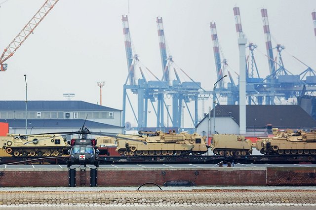 Грузин поздравили с Днем независимости американской бронетехникой в Тбилиси