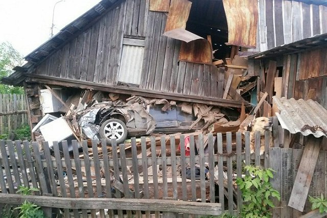 В Алапаевске внутри дома пенсионеров «прописалась» Audi A5