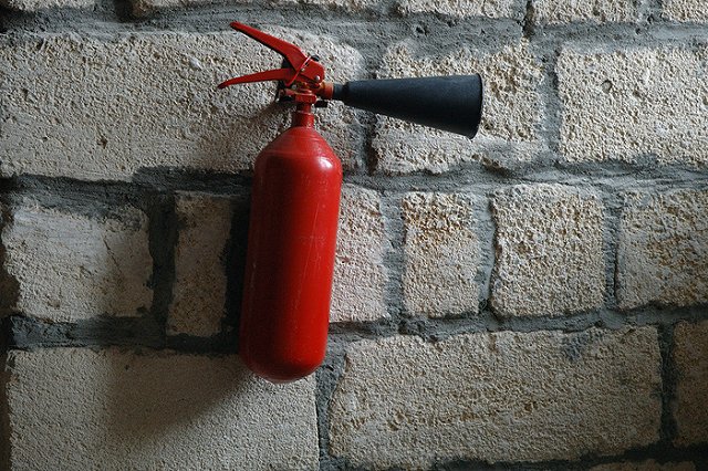 В Сочи из горящей пятиэтажки эвакуированы 50 жильцов