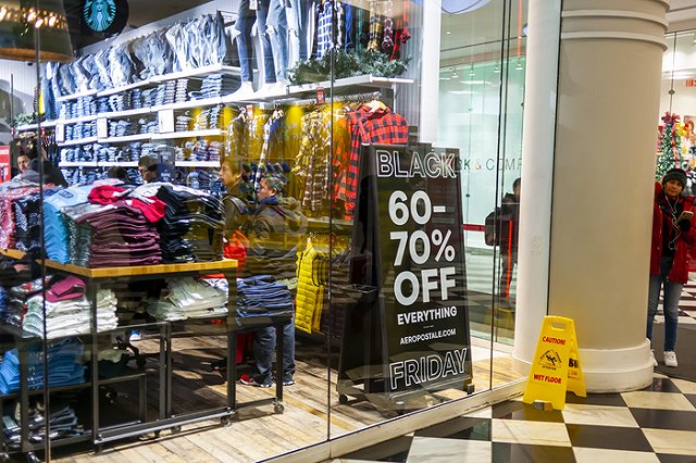 Роспотребнадзор забраковал каждый 10-й предмет одежды