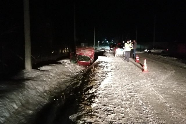 В Екатеринбурге при опрокидывании автомобиля погибла пожилая женщина