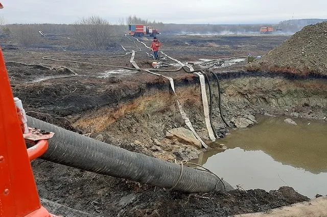 В Екатеринбурге продолжают тлеть два торфяника площадью почти 2 Га