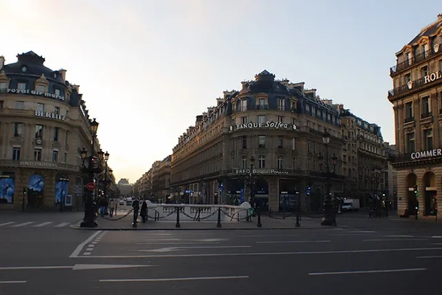 Франция начала блокировать банковские карты проживающим в стране россиянам