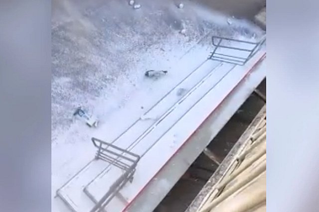 В свердловском городе неадекватная женщина засыпала улицу стиральным порошком