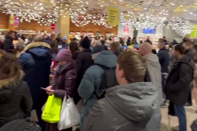 В парфюмерном магазине Екатеринбурга выстроились гигантские очереди