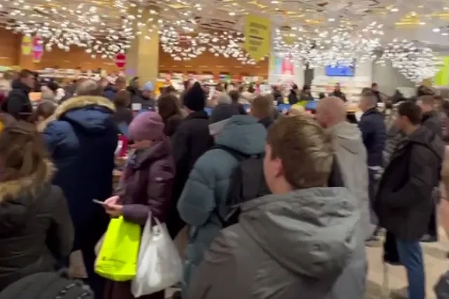 В парфюмерном магазине Екатеринбурга выстроились гигантские очереди