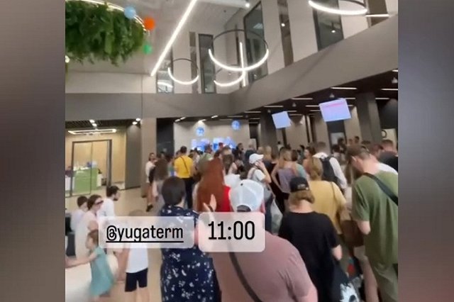 В Екатеринбурге выстроилась огромная очередь к бассейнам