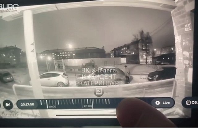 На Эльмаше подростки разбили окно в квартире на первом этаже