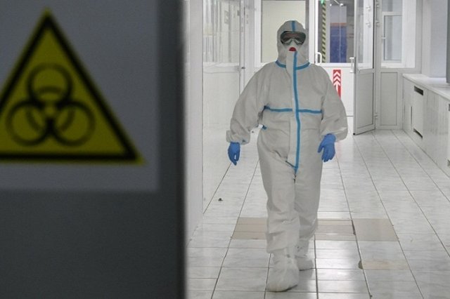 Пациентов не пускают: в поликлинике Екатеринбурга медики надели защитные костюмы