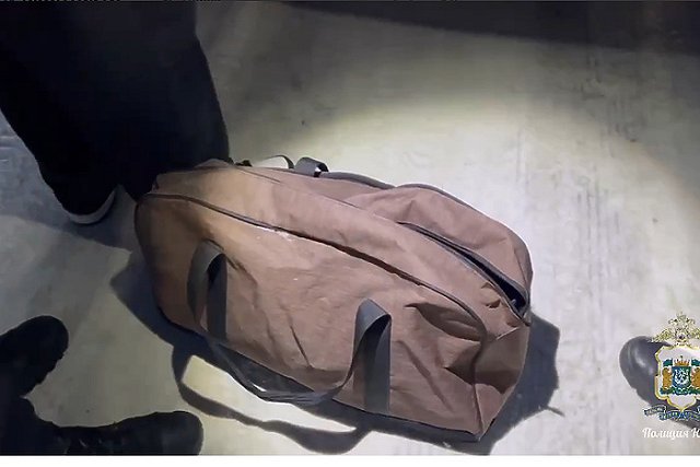 Студента-первокурсника из Екатеринбурга задержали в ХМАО с килограммами наркотиков в сумке