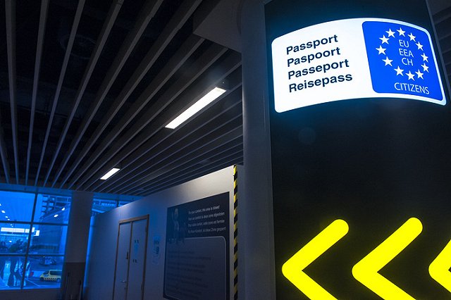 ФМС разрешила иметь два загранпаспорта — для «друзей» и «врагов»