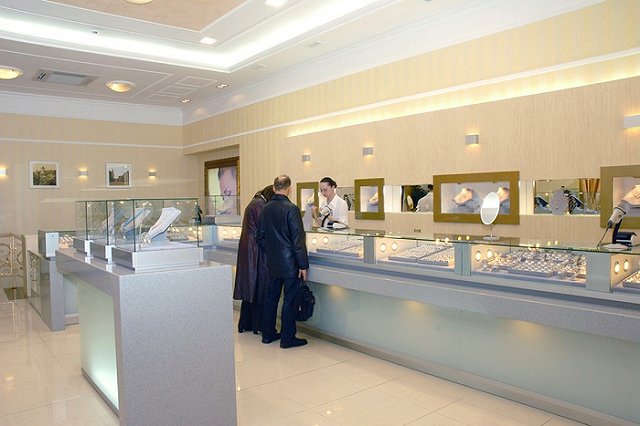 Покупатель ювелирного магазина в одиночку задержал грабителя с оружием