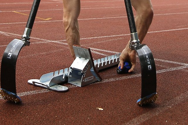 Греф закупил сотрудникам Сбербанка имитирующие инвалидность костюмы