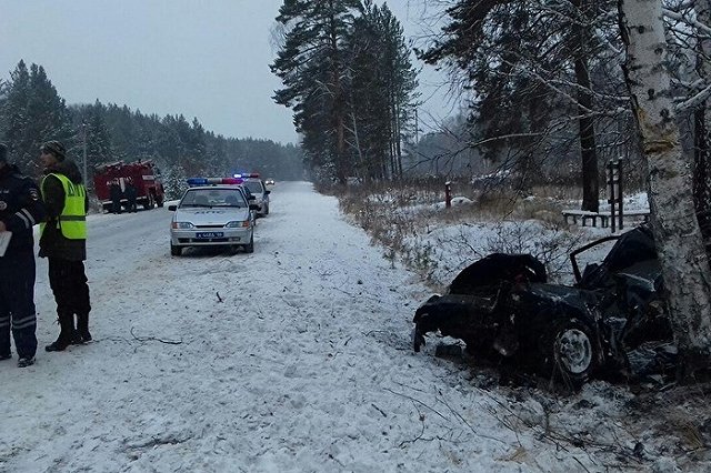На Урале на трассе ВАЗ порывом ветра вынесло под автобус, погибли два человека