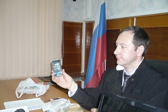 «Сняли крышку — там весы». В суд по делу наркодилера и таксиста привезли вещдоки