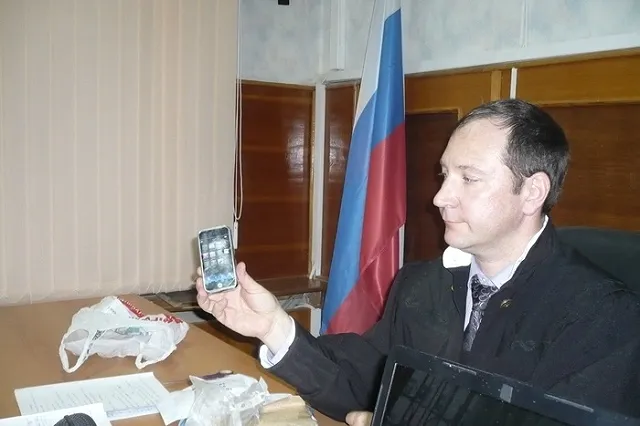 «Сняли крышку — там весы». В суд по делу наркодилера и таксиста привезли вещдоки