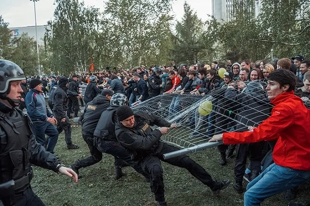 Защитники сквера собираются вечером на флешмоб: «Пролей свет на происходящее»