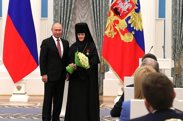 Настоятельница женского монастыря купила люксовый Mercedes почти за 10 миллионов рублей