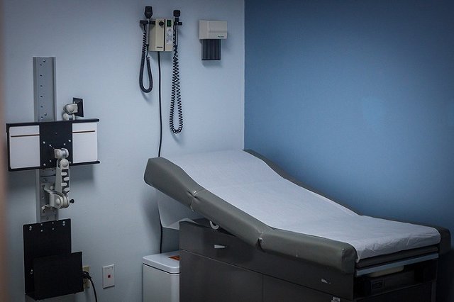 Умер от коронавируса один из участников испытаний «оксфордской» вакцины