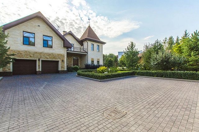 Соответствующее интеллигентное окружение: в Екатеринбурге продают дом за 85 млн рублей