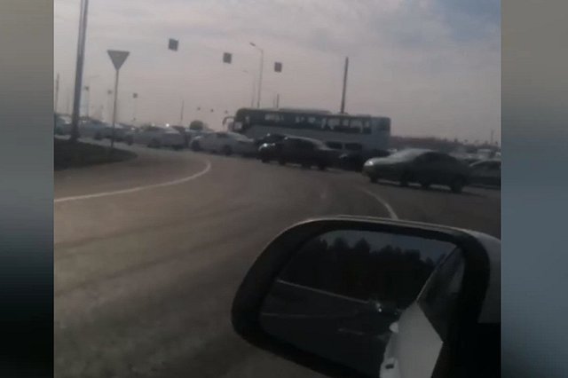 Кольцовский тракт встал в огромную пробку