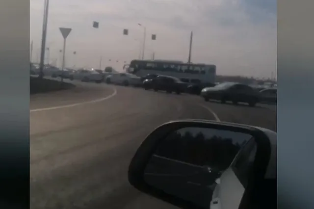 Кольцовский тракт встал в огромную пробку