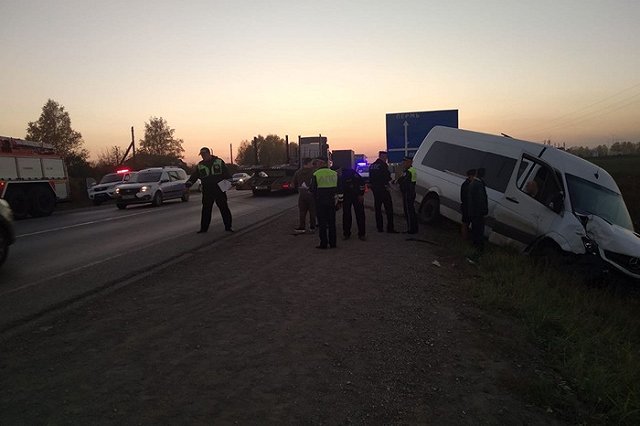 На свердловской трассе микроавтобус со школьниками попал в аварию
