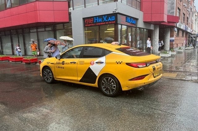 В Екатеринбурге таксист комфорт-класса напал на пассажира