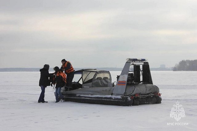 В Свердловской области несколько десятков рыбаков унесло на отколовшейся льдине