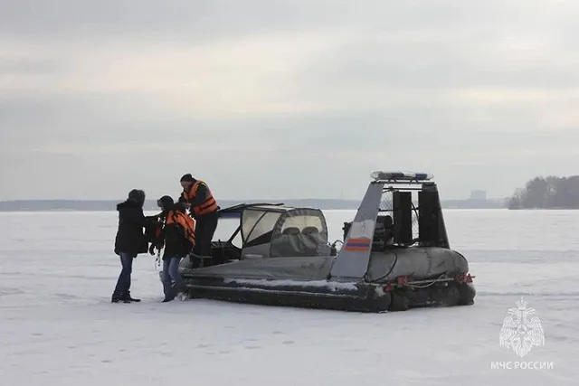 В Свердловской области несколько десятков рыбаков унесло на отколовшейся льдине