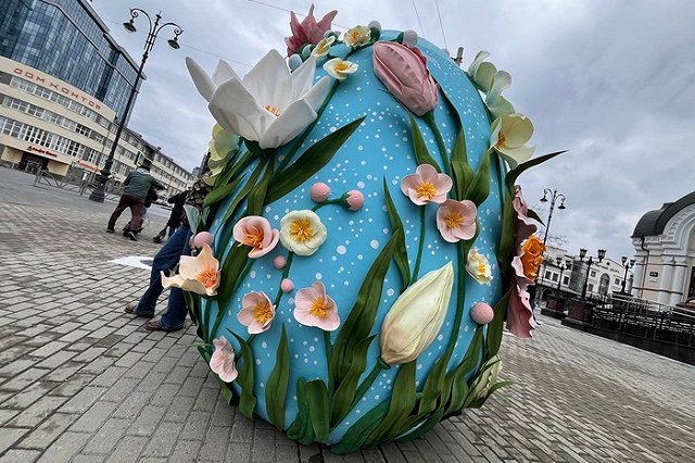 В Екатеринбурге появились огромные пасхальные яйца