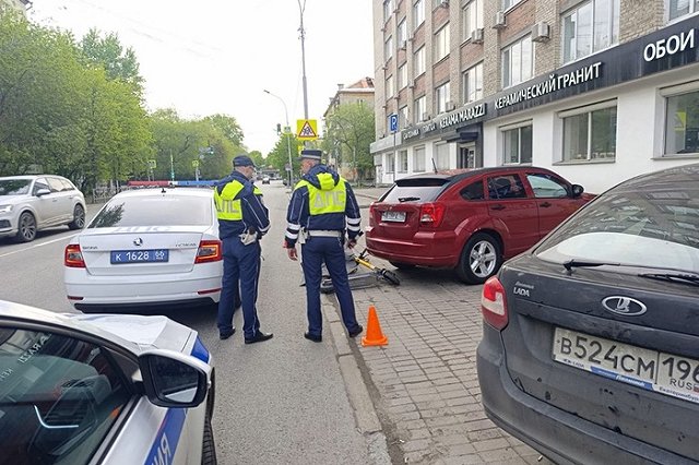 В Екатеринбурге мужчина на электросамокате разбился насмерть, врезавшись в припаркованный автомобиль
