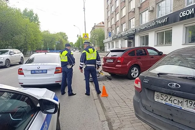 В Екатеринбурге мужчина на электросамокате разбился насмерть, врезавшись в припаркованный автомобиль