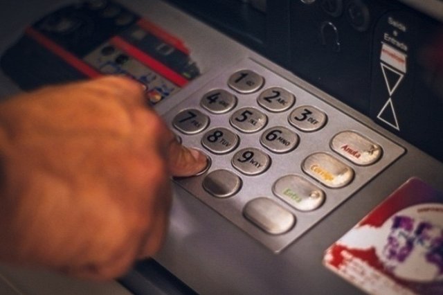 Группу киберворов, распространявших «троян» через WhatsApp и Telegram, накрыли в России