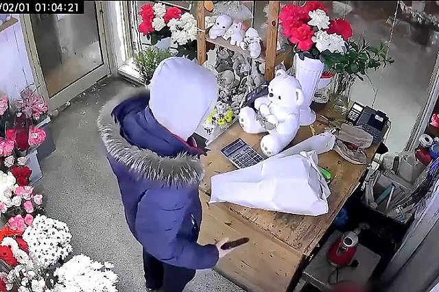«Не надо меня лечить! Исчезни!» Житель Пионерского ограбил цветочный магазин на Сулимова