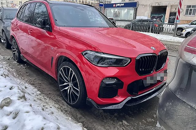 Роскошный малиновый ВMW исчез у владельца пока он обедал в центре Екатеринбурга