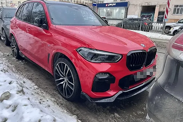 Роскошный малиновый ВMW исчез у владельца пока он обедал в центре Екатеринбурга