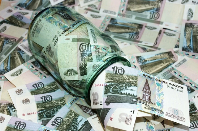 Рубль продолжает падать по отношению к доллару и евро