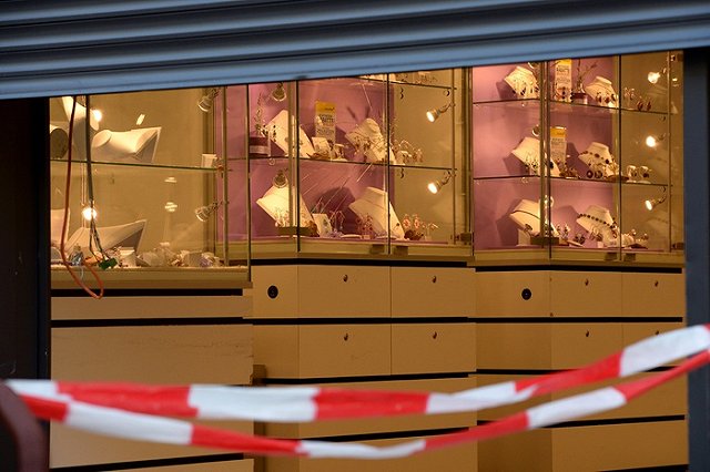 В ювелирном магазине на Малышева сегодня снимали клип про ограбление