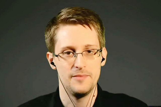 Экс-агент ЦРУ Эдвард Сноуден попросил власти России продлить его вид на жительство в стране