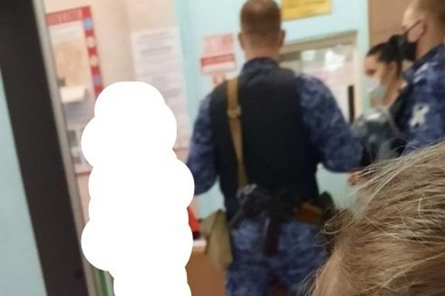 Ударила палкой: в Екатеринбурге родители просят исключить из школы младшеклассницу, избивающую детей