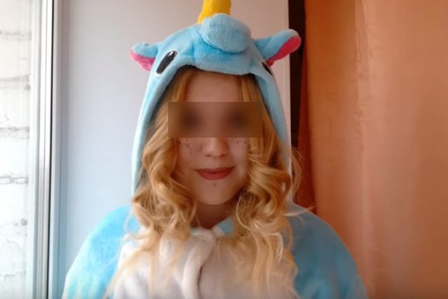 «Не ощущаю ничего»: уральскую школьницу, родившую в 13 лет, довели до слёз на телепередаче