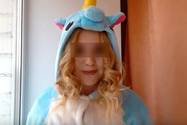 «Не ощущаю ничего»: уральскую школьницу, родившую в 13 лет, довели до слёз на телепередаче