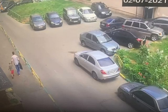 Мужчина похитил маленького ребенка и увел к себе домой, чтобы помыть