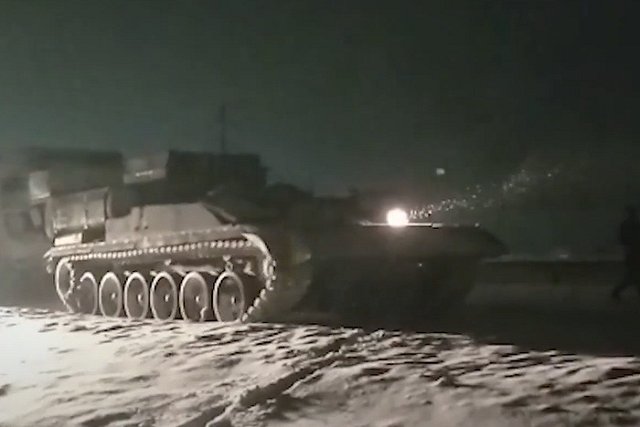 Свердловские военные на бронетехнике разогнали пробку на трассе