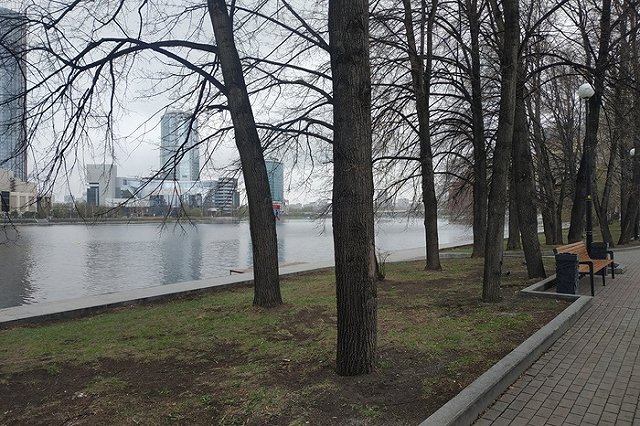Подарок к 300-летию Екатеринбурга: на городской набережной установили новые скамейки