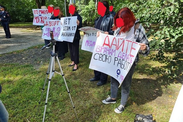 Пикет в защиту права женщин на аборт прошел в Екатеринбурге
