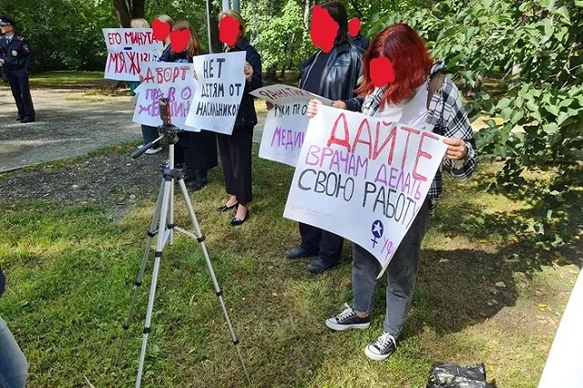 Пикет в защиту права женщин на аборт прошел в Екатеринбурге
